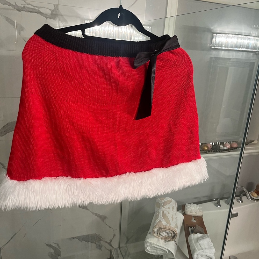 Cute🎄🎄 knit size🎄 medium Santa skirt 🎄fits size small/medium mini length 🎄